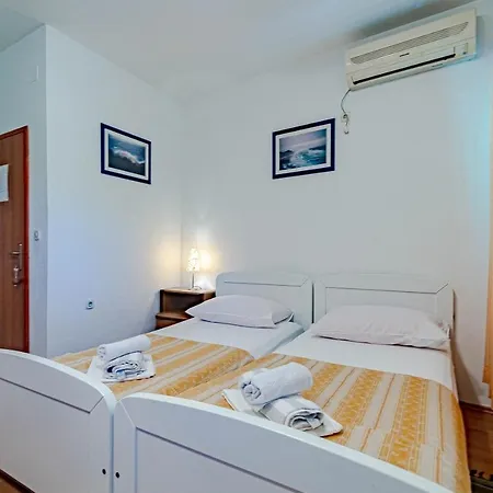 Pensión And With Wifi - 13678 3*